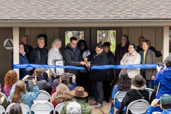 President Lee and Chariman Sarris cut ribbon