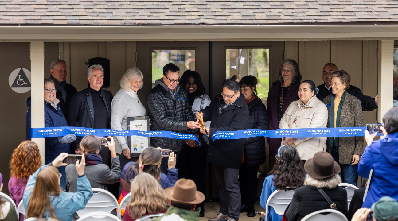 President Lee and Chariman Sarris cut ribbon