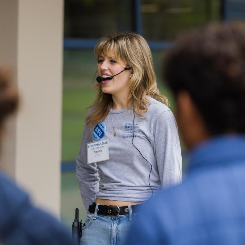 Student giving a campus tour to new students