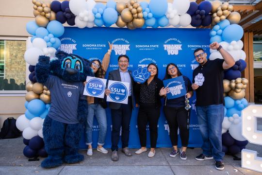 Students and President Lee holding signs that say SSU heart our donors